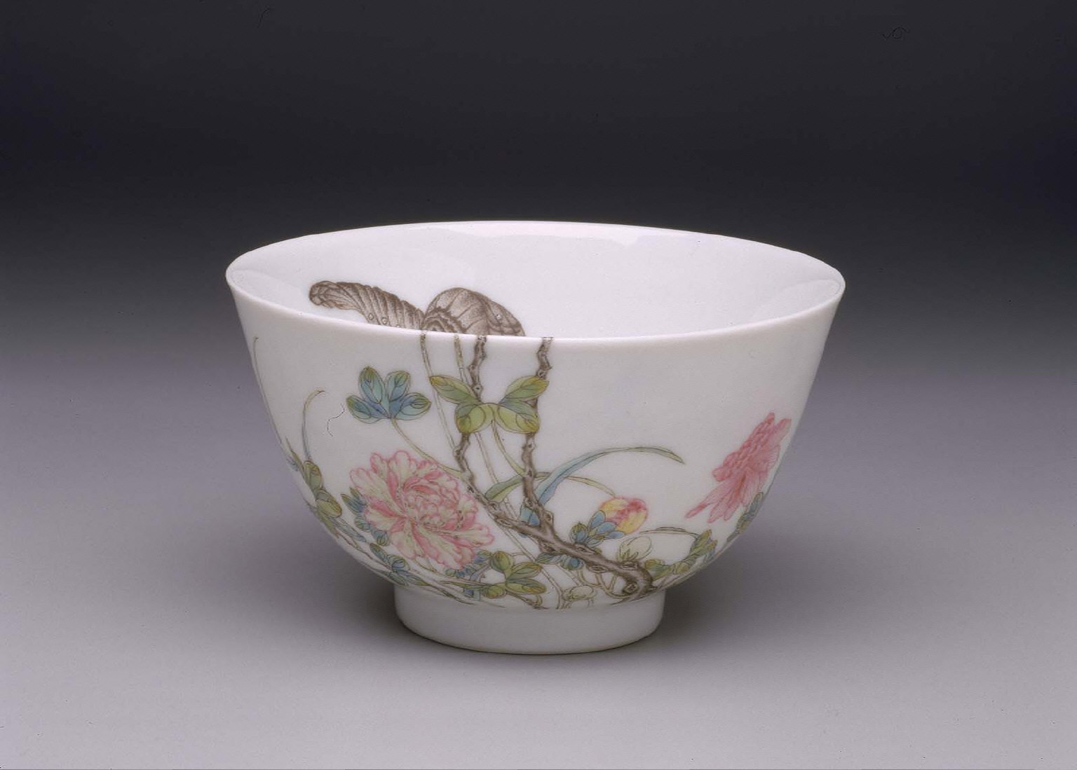 Wine cup with guozhihua decoration