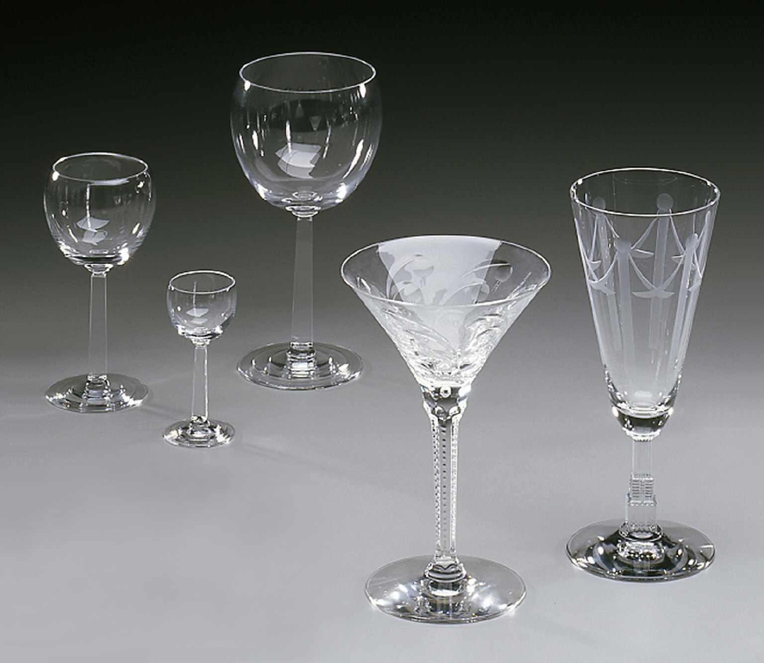 'No. 476' shape wine goblet with 'Moderne' pattern decoration