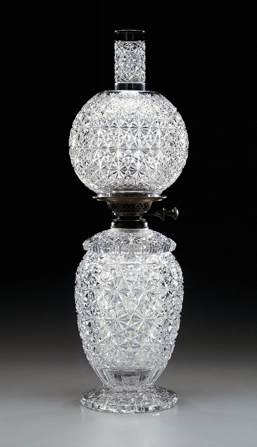 Oil lamp with 'Russian' pattern decoration