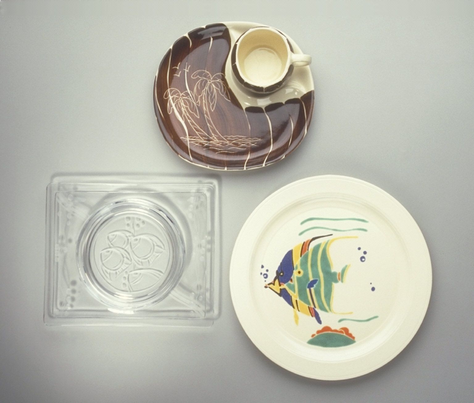 'New Era' plate with 'Fish' pattern decoration