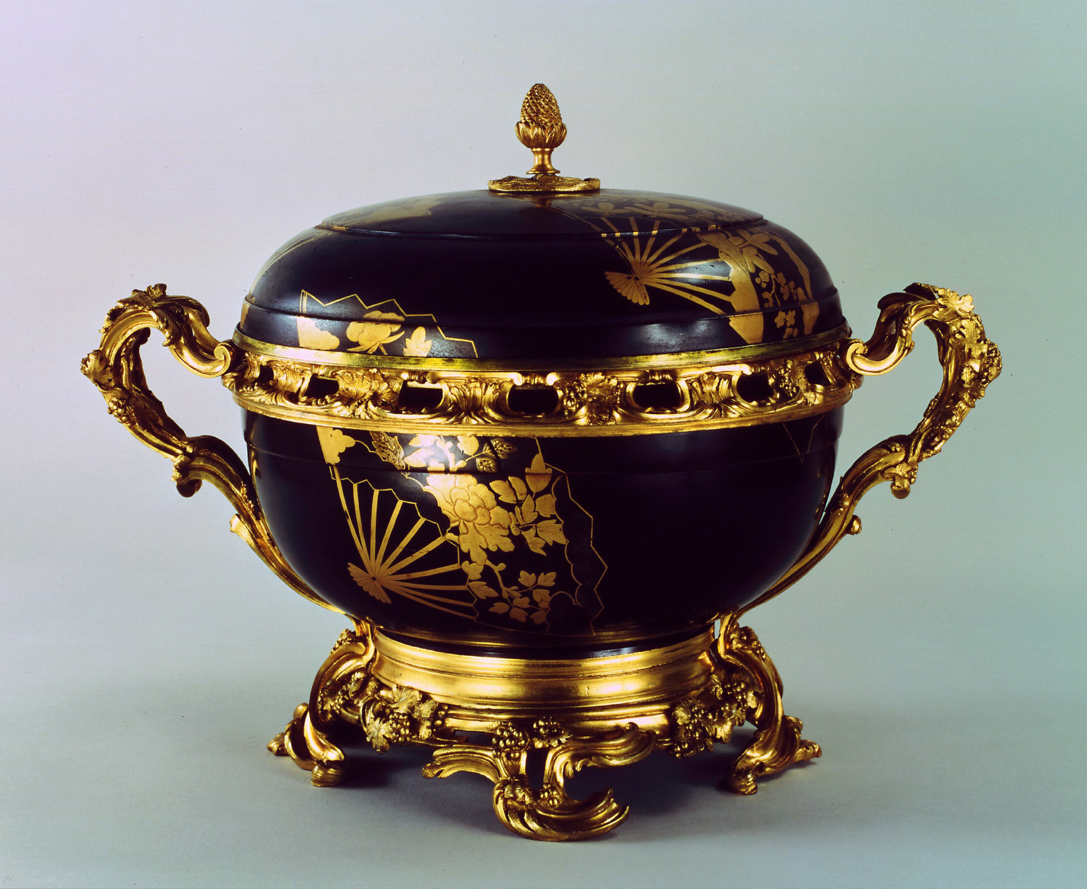 Bowl and lid with French mounts